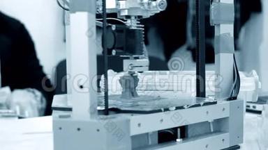 3D打印机工作。 熔融沉积<strong>模型</strong>，FDM。 3D型打印机