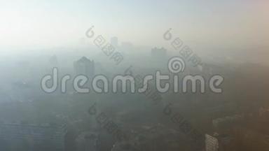 笼罩在城市上空的浓雾或雾的空中景色。 空气环境污染概念