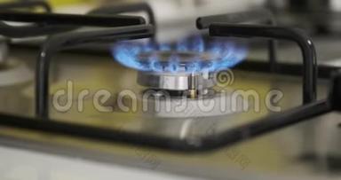 家庭厨房灶台上的燃烧气体燃烧器