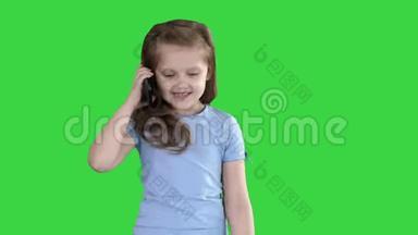 <strong>小女生</strong>在绿色屏幕上行走时用智能手机打电话，Chroma键。