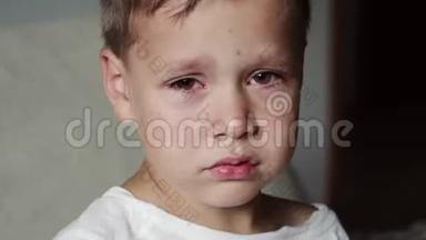 一个哭哭啼啼的可爱生病的男孩的肖像