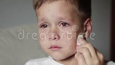 一个哭哭啼啼的可爱生病的男孩的肖像