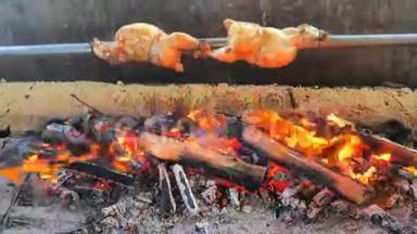 全腌鸡的烤法。 旋转机器烤鸡以上山毛榉和桦木火。 烤架上全鸡