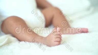 将新生婴儿脚趾贴在毯子上