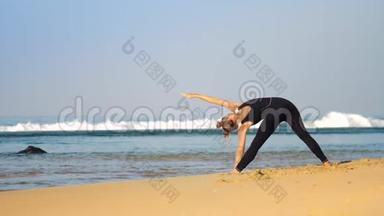 太<strong>空包</strong>女士练习高级瑜伽姿势三角