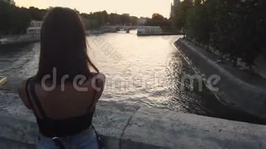 法国年轻女子在<strong>巴黎</strong>拍摄塞纳河的照片-<strong>夜景</strong>