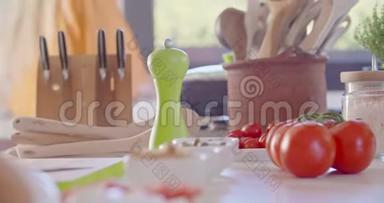 <strong>厨房</strong>桌子的细节，西红柿和工具。 <strong>厨房</strong>桌子上的勺子，<strong>刀</strong>子和食物。 健康饮食蔬菜，沙拉