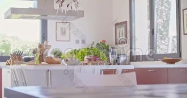 年轻人夫妇一起做饭，准备午餐或晚餐，在家里的开放空间厨房。 地中海健康
