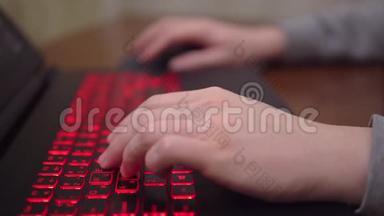玩家玩在线电子游戏笔记本电脑键盘，黑客打字手关闭