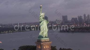 美国：在晨光中，环绕自由女神像美丽地照亮了纽约市