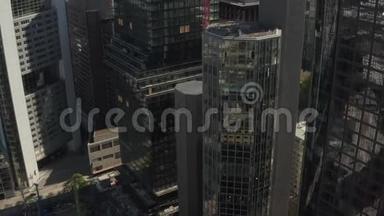 空气：城市环境中摩天大楼建筑工地的近景，城市汽车交通和城市中的倒影