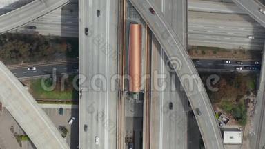 空中：壮观的头顶上，沿着普雷格森法官高速公路拍摄，展示了多条道路、桥梁、高<strong>架桥</strong>和高<strong>架桥</strong>。