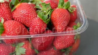 将新鲜草莓装在360度旋转支架上