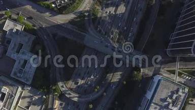 鸟瞰洛杉矶市中心，加利福尼亚与棕榈树和天际线蓝天相交的交通