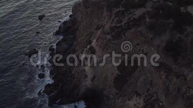 飞机：从加州马里布上空飞行，在日落时可看到海滩岸线和<strong>山崖</strong>