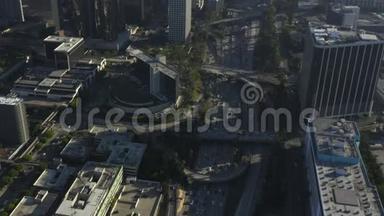 <strong>洛杉矶</strong>市中心，加利福尼亚州，与棕榈树和天际线交汇，背景是美丽的