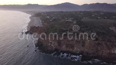 飞机：从加州马里布上空飞行，在日落时可看到海滩岸线和<strong>山崖</strong>