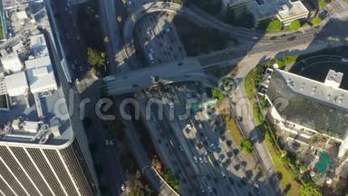 鸟瞰<strong>洛杉矶</strong>市中心，加利福尼亚与棕榈树和天际线蓝天相交的交通