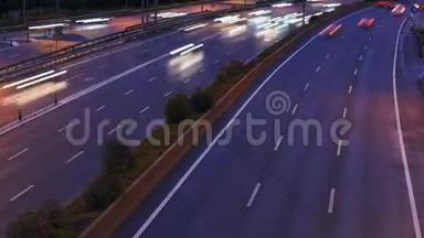 繁忙的高速公路上汽车交通堵塞的时间推移，晚上到夜间过渡期间的长曝光灯道