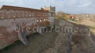 乌克兰利沃夫附近的Staroselsky城堡的鸟瞰图。 火车经过城堡. 使用FPV无人机射击