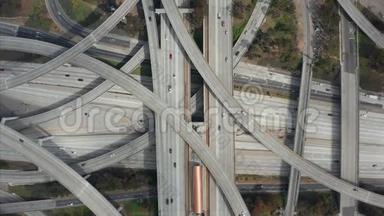 空中：壮观的头顶上，沿着普雷格森法官高速公路拍摄，展示了多条道路、桥梁、高架桥和高架桥。