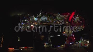 在<strong>圣塔莫尼卡</strong>码头上欣赏夜晚摩天轮和五颜六色的灯光，