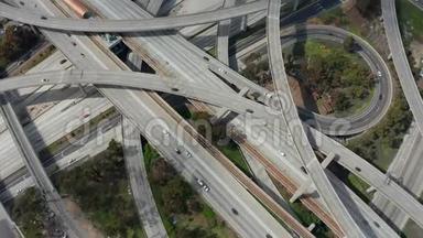 法官：普雷格森巨大的公路连接显示多个道路，桥梁，Viaducts与小汽车交通在洛杉矶