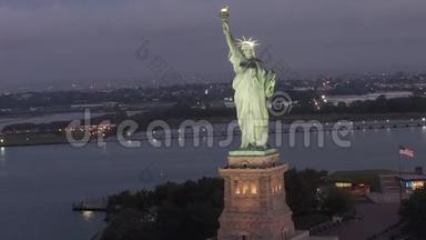 美国：在晨光中，环绕自由女神像美丽地照亮了纽约市