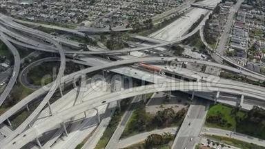 埃雷利亚：壮观的法官普雷格森高速公路显示了多个道路，桥梁，Viaducts与小汽车交通在洛杉矶