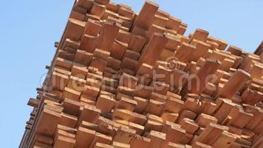 <strong>木板</strong>，木材，工业木材，木材.. 建筑工地上天然粗糙<strong>木板</strong>的<strong>松</strong>木木材堆