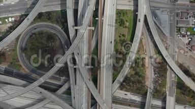 空中：壮观的头顶上，沿着普雷格森法官高速公路拍摄，展示了多条道路、桥梁、高<strong>架桥</strong>和高<strong>架桥</strong>。