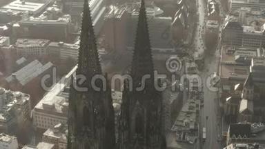 空气：靠近科隆大教堂，在美丽朦胧的阳光下，伴着雨水盘旋