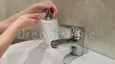 用消毒肥皂洗手，以防手部卫生防护及冠状病毒感染
