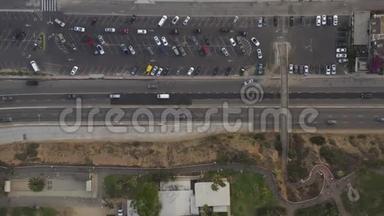 机场：鸟瞰圣莫尼卡码头，洛杉矶停车场和太平洋海岸公路PCH与汽车进入