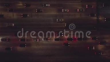 机场：繁忙的高速公路，<strong>夜晚</strong>的交通鸟景和车灯，加州<strong>洛杉矶</strong>