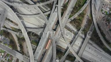 阿雷亚尔：普雷格森法官高速公路上的壮观的正面镜头，展示了多条公路、桥梁、<strong>高架</strong>桥和<strong>高架</strong>桥