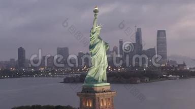 美国：在晨光中，环绕<strong>自由女神像</strong>美丽地照亮了<strong>纽约</strong>市