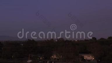 听觉：洛杉矶市中心，加州天际线从库弗城在<strong>黄昏</strong>，<strong>夜晚</strong>与紫色天空