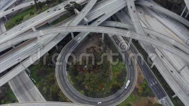 空中：壮观的飞越普雷格森法官高速公路，显示多条公路、桥梁、高架桥和小汽车交通