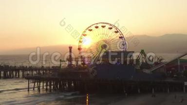 阿里亚：在美丽的日落时分，靠近<strong>圣莫尼卡</strong>码头弗赖斯轮，与游客、行人一起观看洛杉矶美丽的日落