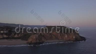 飞机：从加州马里布岛上空飞行，可在日落时看到海滩海岸线和<strong>山崖</strong>