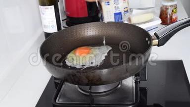炒鸡蛋，鸡蛋的一面在锅里煮，鸡蛋在锅里煮，现代厨房