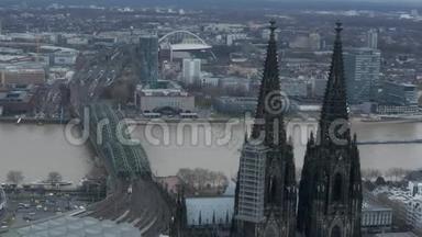 空中：从空中拍摄德国科隆大教堂，在多云的一天里拥有雄伟的大教堂