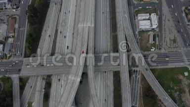 空中：在多云的阴天，加利福尼亚州洛杉矶110号高速公路上空缓慢的<strong>俯视</strong>，<strong>车</strong>辆很少
