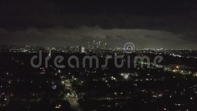 <strong>星光</strong>：夜幕降临，笼罩黑暗的好莱坞洛杉矶，笼罩市区和城市灯光