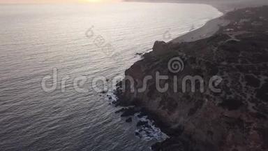 飞机：从加州马里布上空飞行，在日落时可看到海滩岸线和山崖