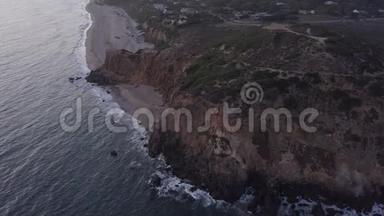 飞机：从加州马里布岛上空飞行，日落时可看到海滩岸线和山崖