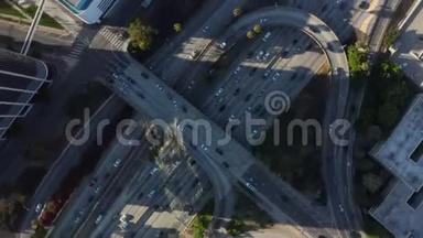 鸟瞰<strong>洛杉矶</strong>市中心，加利福尼亚与棕榈树和天际线蓝天相交的交通