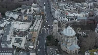 空中：德国科隆市中心带教堂的慢镜头