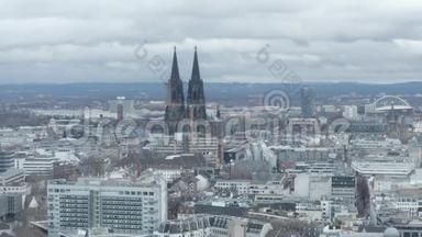 天空：在多云的日子里，德国科隆大教堂从空中拍摄的大片